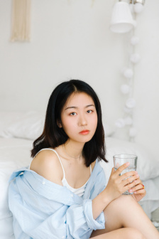 抽象画中的越南少女